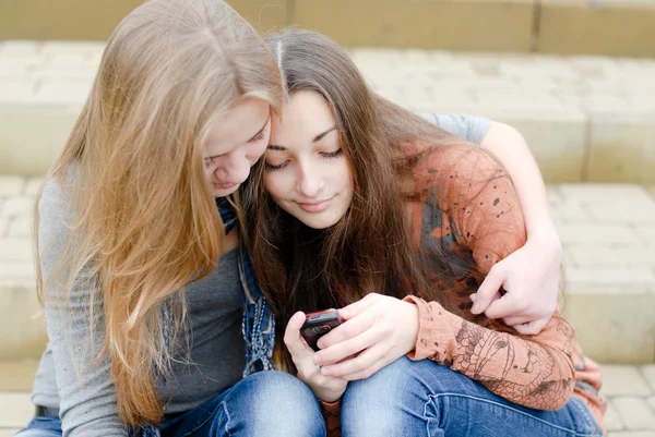 Девочки-подростки с мобильным телефоном — стоковое фото