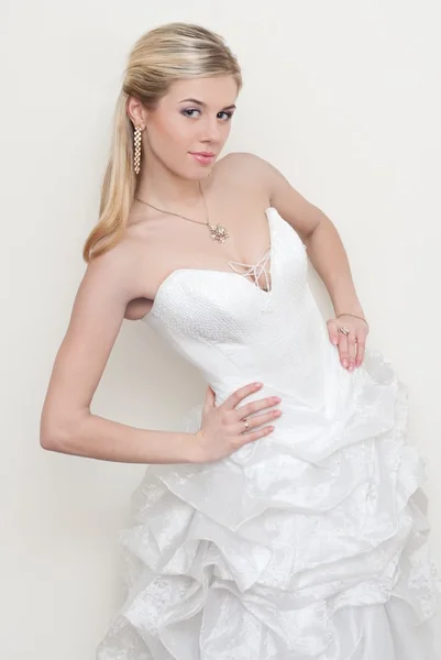 Bella giovane sposa — Foto Stock