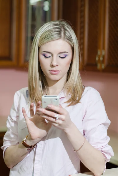 Sorrindo jovem mulher enviando uma mensagem de texto — Fotografia de Stock