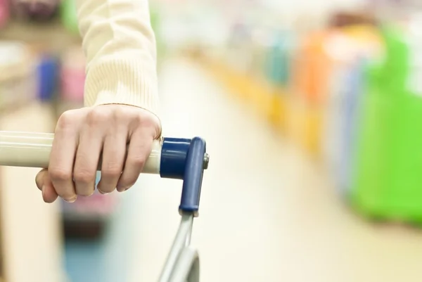 Mujer y carrito de empuje — Foto de Stock