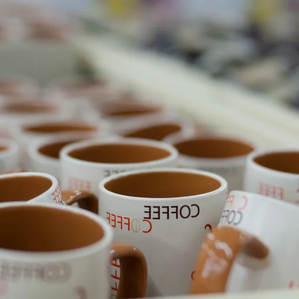 Viele weiße Kaffee- oder Teebecher — Stockfoto