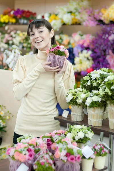 Vrouw in bloemenwinkel — Stockfoto