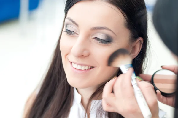 Jonge vrouw op make-up artiest — Stockfoto