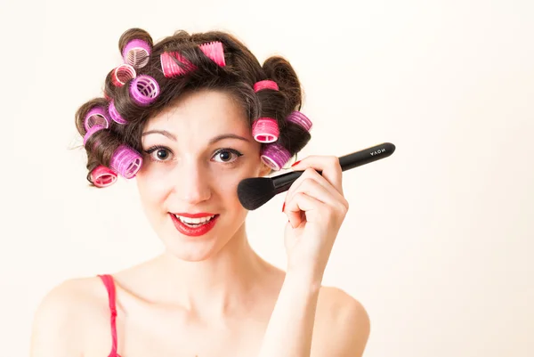 Mujer poniendo maquillaje preparándose para la diversión —  Fotos de Stock