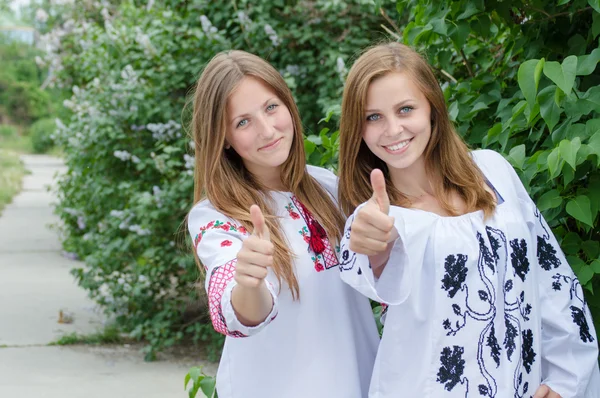 Jonge vrouwen geven duimen omhoog — Stockfoto