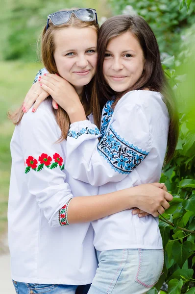 Dos amigas adolescentes riendo en primavera o verano al aire libre — Foto de Stock