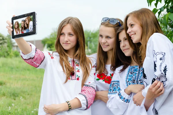Vier tiener meisjes nemen foto van zichzelf — Stockfoto