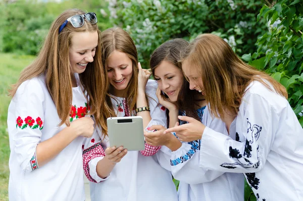 Quatro feliz adolescente menina amigos e tablet computador — Fotografia de Stock