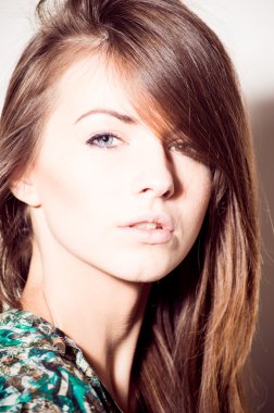 Vogue stilini narin kadın