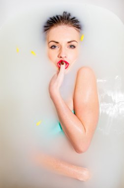 Banyo 'da Dinlenen Kadın