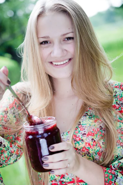 Молода щаслива дівчина-підліток їсть полуничне варення — стокове фото