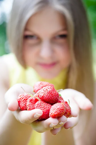 イチゴを食べて幸せな若い十代の少女 — ストック写真