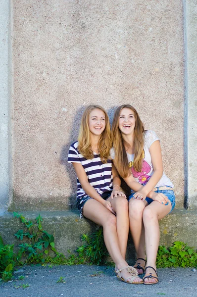 Friendship - Two best girlfriends against grey background — Stock Photo, Image