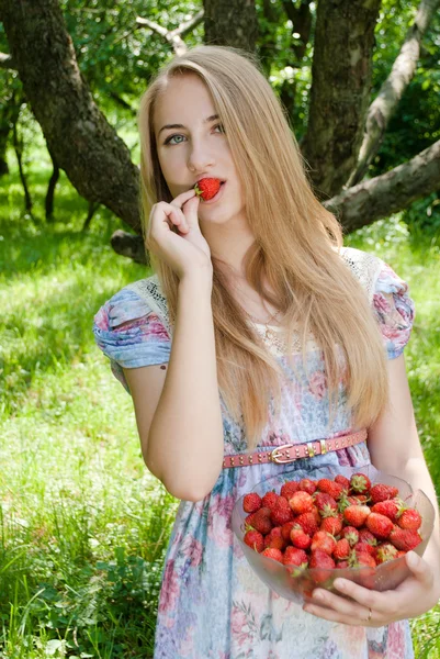 Jovem menina adolescente feliz comer morango — Fotografia de Stock