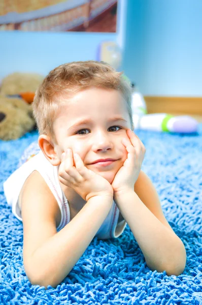 Glückliches Kind auf dem Boden — Stockfoto