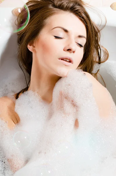 Mädchen in Badewanne — Stockfoto