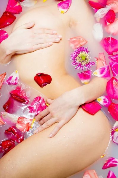 꽃 꽃잎 욕조에서 섹시 한 젊은 여성. — 스톡 사진