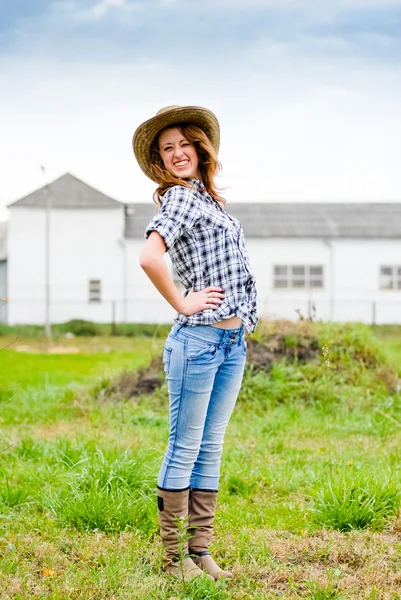Pretty smiling happy teenage girl on sunny day in cowboy hat — Stock Photo, Image