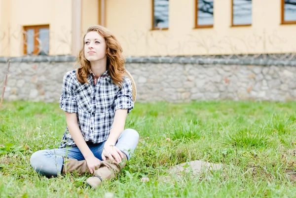 Vrij lachende gelukkig tienermeisje zitten buiten — Stockfoto