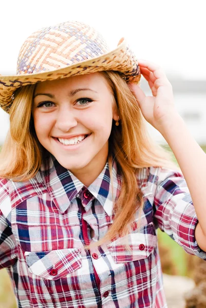 Muito sorridente menina adolescente feliz em chapéu de cowboy — Fotografia de Stock