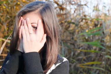 mutlu genç kız açık havada