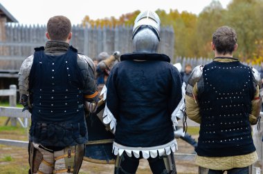 Üç savaştan önce birlikte ayakta knights