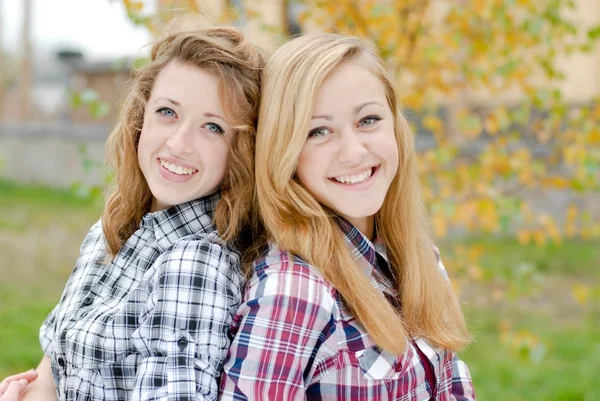 Dva dospívající dívka přátelé — Stock fotografie