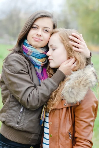 Morena e cabelos vermelhos meninas — Fotografia de Stock