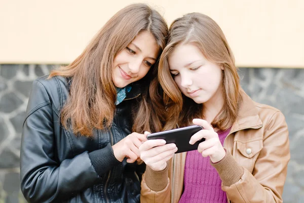 Chicas con teléfono móvil — Foto de Stock