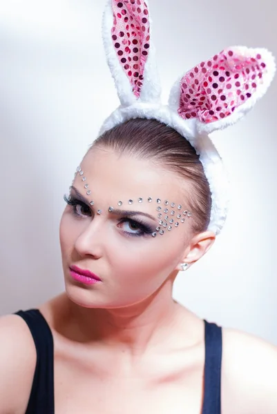 Easter bunny jonge vrouw — Stockfoto