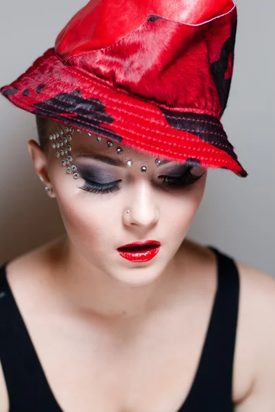 优雅年轻女子戴着红色帽子 — 图库照片