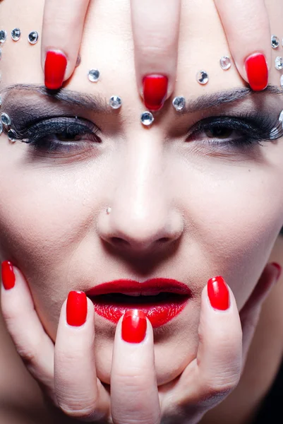 Mujer con labios rojos brillantes y manicura — Foto de Stock