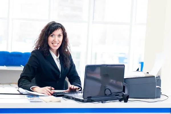 Mulher bem sucedida no local de trabalho do escritório — Fotografia de Stock