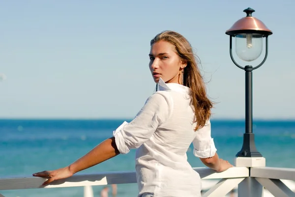 Mujer disfrutando de un día soleado — Foto de Stock