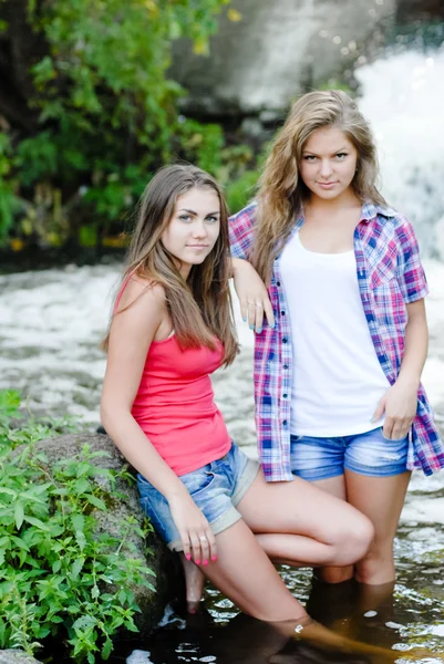 Two teen girls and summer outdoors near waterfall — Stock Photo, Image