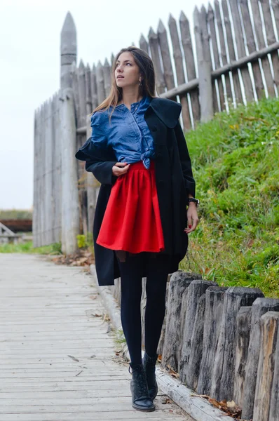 Hermosa joven mujer de moda con mini rojo — Foto de Stock