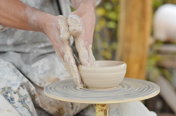 Artigiano che fa vaso da argilla fresca bagnata su ruota di ceramica — Foto Stock