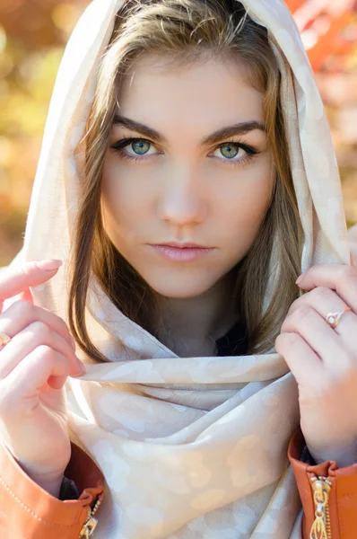 Vacker ung kvinna som bär sjal av elfenben höstdag — Stockfoto