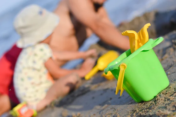 Padre e figlio giocano sulla spiaggia di sabbia — Foto Stock