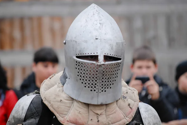 Caballero en casco antes de la batalla del festival con los espectadores — Foto de Stock