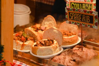 sosis, sığır eti, patates ve et ile gulaş çorbası ekmek kaseye servis