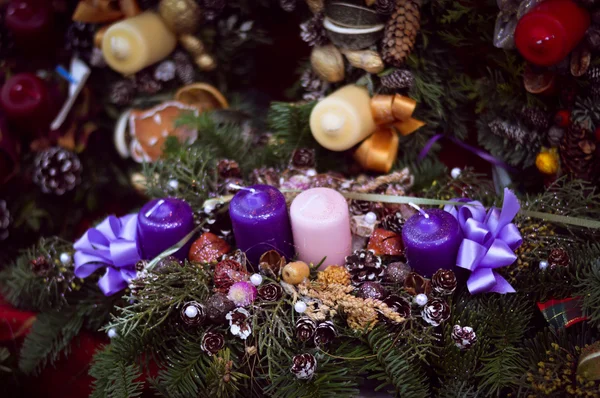 Velas de Navidad en guirnalda de pino —  Fotos de Stock