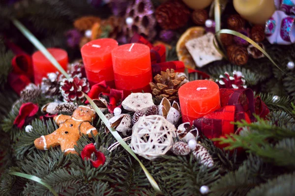 Kerst kaarsen op pine garland decoratie — Stockfoto