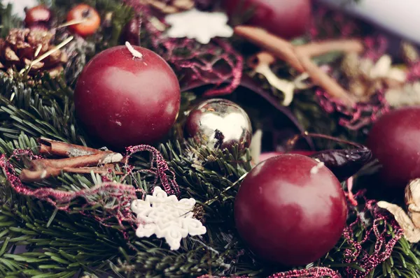 Vánoční svíčky na dekorace girlanda borovice — Stock fotografie