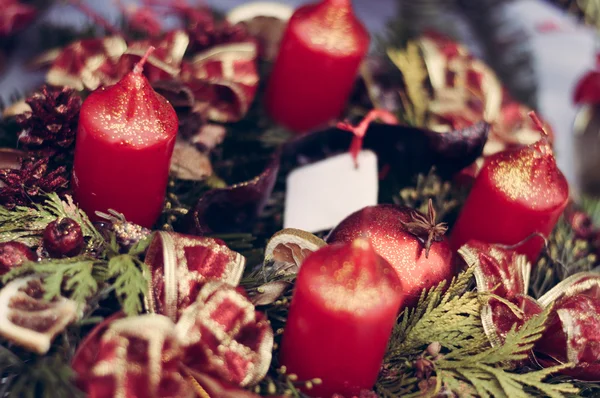 Weihnachtskerzen auf Kieferngirlanden-Dekoration — Stockfoto