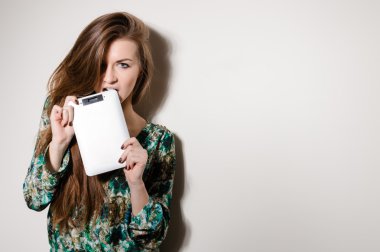 tablet pc bilgisayar ile mutlu bir kız resmi