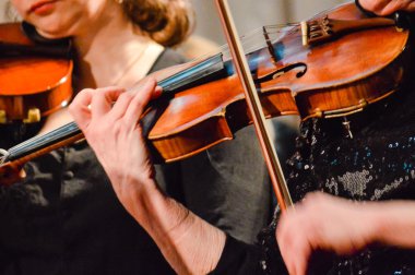 Onun aleti çalma kemancı