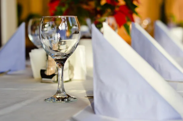 Restaurant table layout with row of wineglasses — Stock Photo, Image