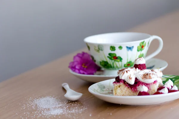 Ahşap masa üzerinde çay ile tatlı pasta — Stok fotoğraf