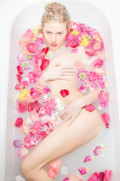 목욕에서 여성 — 스톡 사진